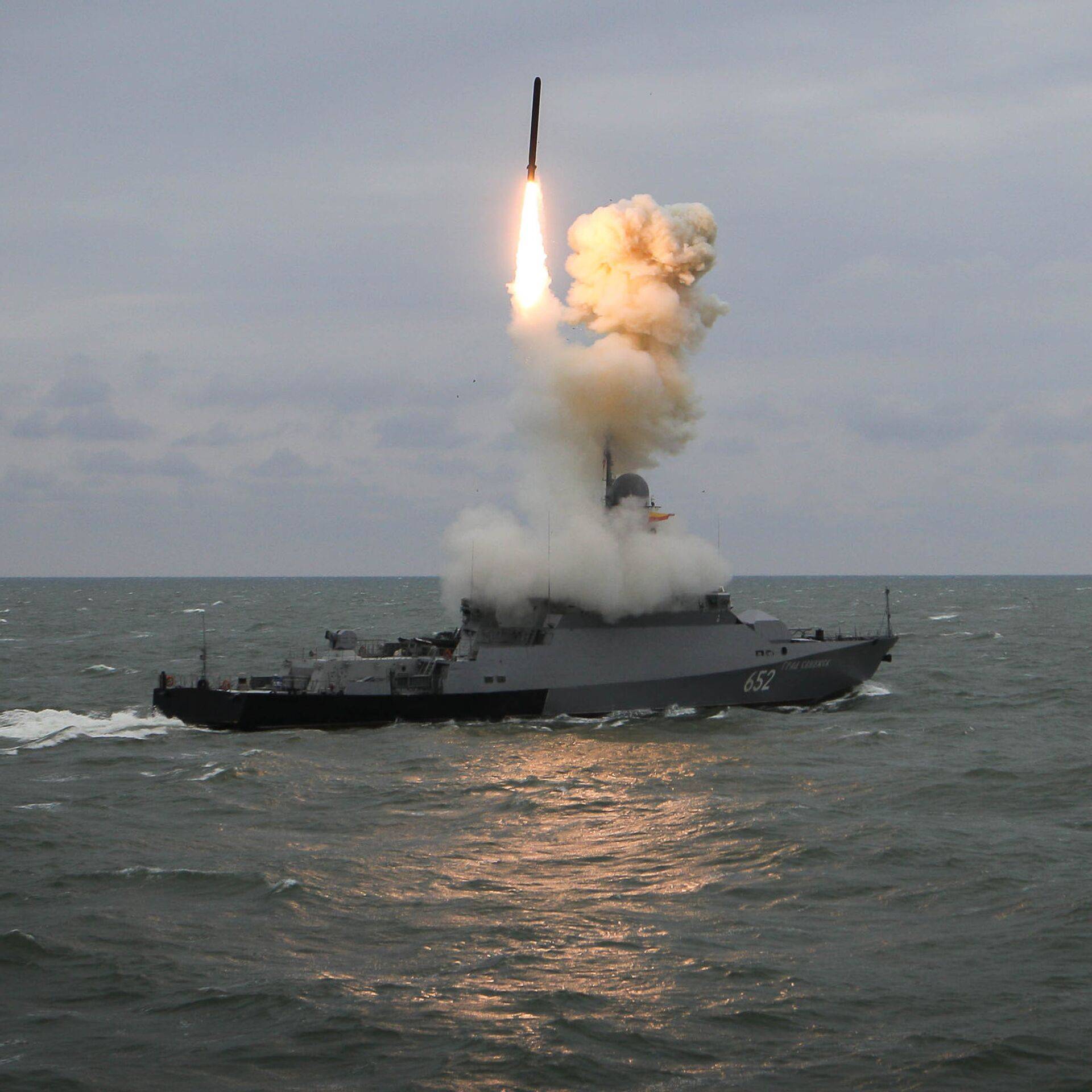 Руски кораб изстрелва ракета